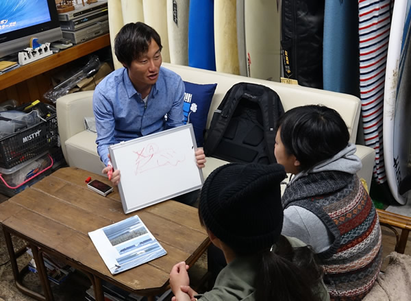 海から戻りシャワーを浴びて着替えた後ミーティング〜解散